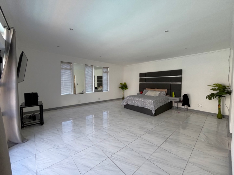 5 Bedroom Property for Sale in Pelican Heights Western Cape